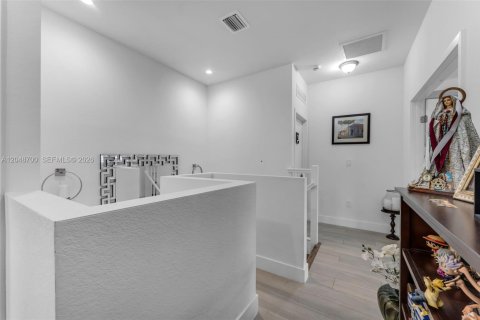 Casa en venta en Miami, Florida, 4 dormitorios, 285.49 m2 № 2240715 - foto 18
