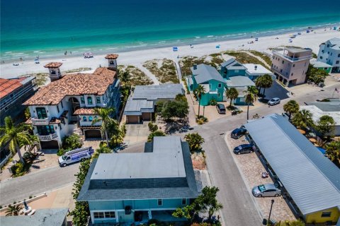 Apartment in Redington Shores, Florida 2 bedrooms, 80.55 sq.m. № 812003 - photo 1