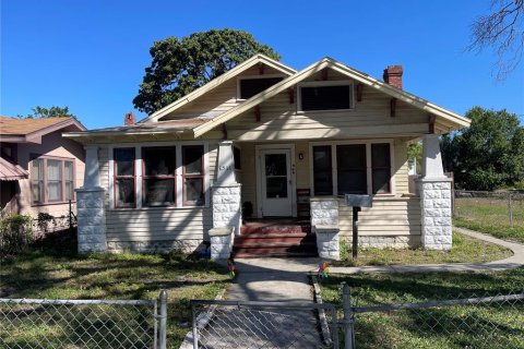House in Saint Petersburg, Florida 4 bedrooms, 151.62 sq.m. № 2230974
