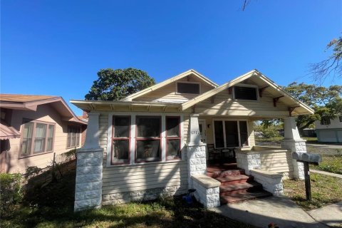 House in Saint Petersburg, Florida 4 bedrooms, 151.62 sq.m. № 2230974 - photo 2