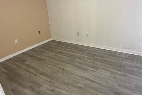 Propiedad comercial en alquiler en Brandon, Florida, 2955.69 m2 № 1909990 - foto 2