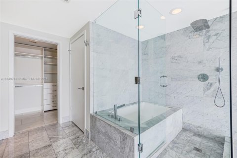 Condo in Miami, Florida, 3 bedrooms № 2034764 - photo 17