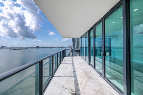 Condo in Miami, Florida, 3 bedrooms № 2034764 - photo 12