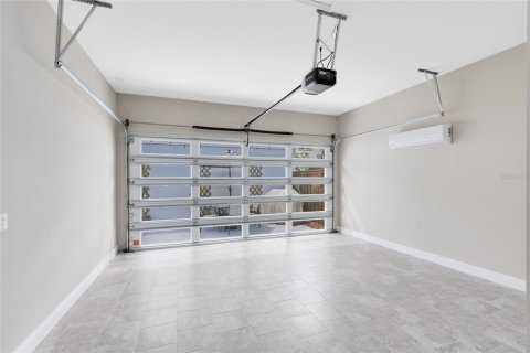 House in Orlando, Florida 5 bedrooms, 309.27 sq.m. № 1803941 - photo 11