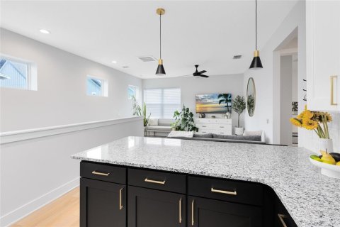 House in Orlando, Florida 5 bedrooms, 309.27 sq.m. № 1803941 - photo 24