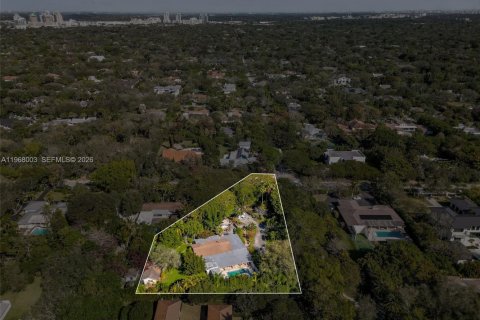 House in Pinecrest, Florida 4 bedrooms, 388.52 sq.m. № 2031753 - photo 4