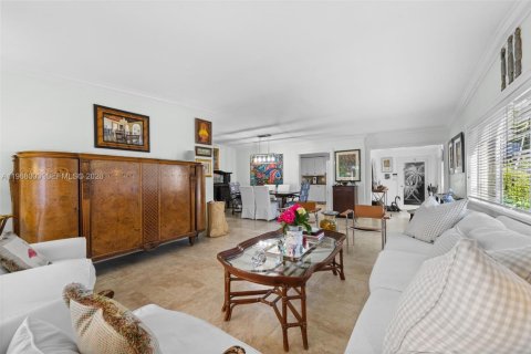 House in Pinecrest, Florida 4 bedrooms, 388.52 sq.m. № 2031753 - photo 13