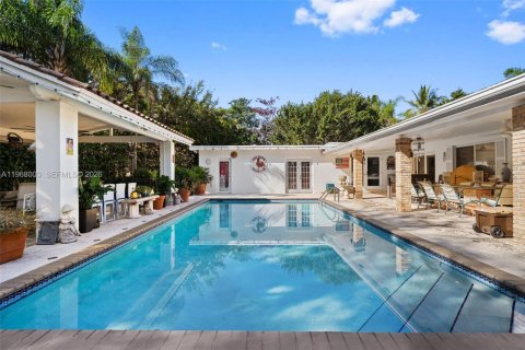House in Pinecrest, Florida 4 bedrooms, 388.52 sq.m. № 2031753 - photo 15