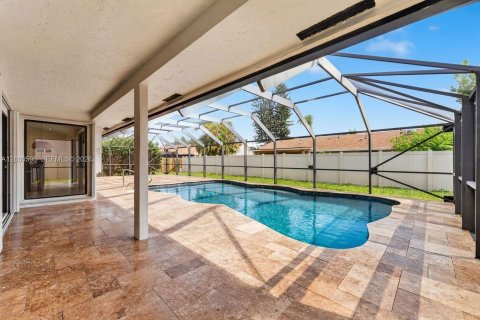 House in Davie, Florida 3 bedrooms, 144.93 sq.m. № 2065332 - photo 3