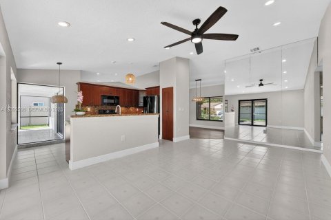 House in Davie, Florida 3 bedrooms, 144.93 sq.m. № 2065332 - photo 12