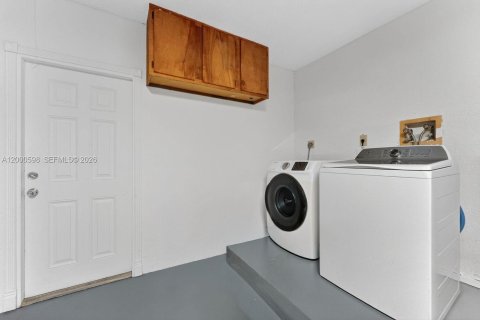 House in Davie, Florida 3 bedrooms, 144.93 sq.m. № 2065332 - photo 26