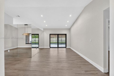 House in Davie, Florida 3 bedrooms, 144.93 sq.m. № 2065332 - photo 6