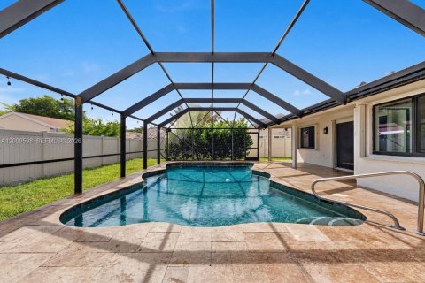 House in Davie, Florida 3 bedrooms, 144.93 sq.m. № 2065332 - photo 2