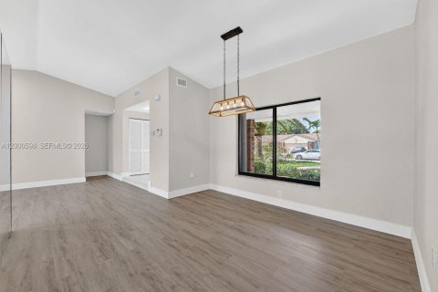 House in Davie, Florida 3 bedrooms, 144.93 sq.m. № 2065332 - photo 14