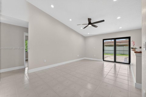 House in Davie, Florida 3 bedrooms, 144.93 sq.m. № 2065332 - photo 15