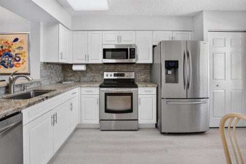 Condo in Delray Beach, Florida, 2 bedrooms  № 2384975 - photo 11