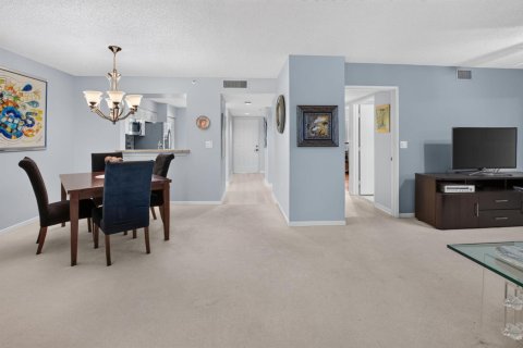 Condo in Delray Beach, Florida, 2 bedrooms  № 2384975 - photo 16