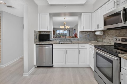 Condo in Delray Beach, Florida, 2 bedrooms  № 2384975 - photo 12