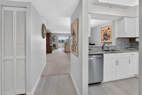 Condo in Delray Beach, Florida, 2 bedrooms  № 2384975 - photo 9