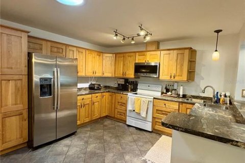 Casa en alquiler en Brandon, Florida, 4 dormitorios, 171.22 m2 № 1910482 - foto 9