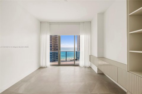 Condo in Sunny Isles Beach, Florida, 2 bedrooms in AURORA  № 2039001 - photo 13