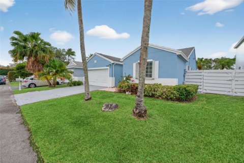 Villa ou maison à louer à Miami, Floride: 4 chambres, 134.99 m2 № 2035977 - photo 4