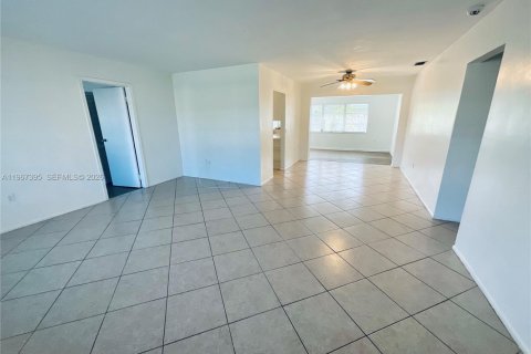 Casa en alquiler en Sunrise, Florida, 3 dormitorios, 129.32 m2 № 2032518 - foto 3