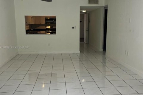 Condo in Hialeah Gardens, Florida, 2 bedrooms  № 1800669 - photo 3