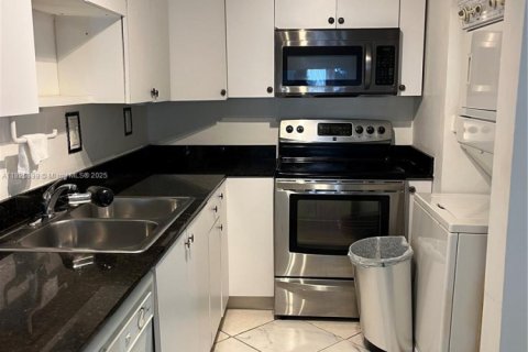 Condo in Hialeah Gardens, Florida, 2 bedrooms  № 1800669 - photo 5