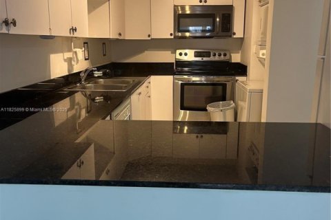 Condo in Hialeah Gardens, Florida, 2 bedrooms  № 1800669 - photo 4