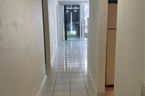 Condo in Hialeah Gardens, Florida, 2 bedrooms  № 1800669 - photo 1
