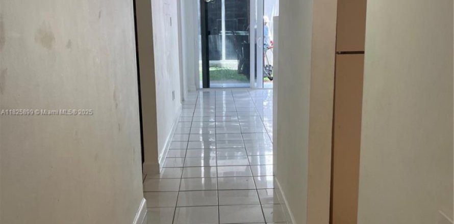 Condo in Hialeah Gardens, Florida, 2 bedrooms  № 1800669
