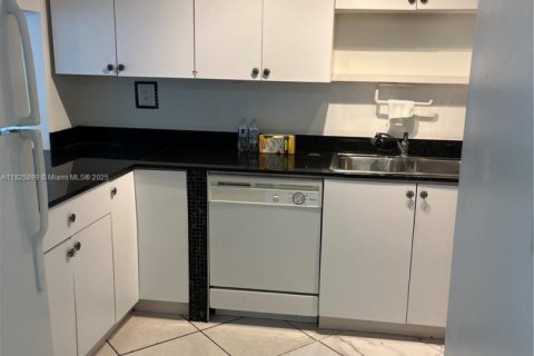 Condo in Hialeah Gardens, Florida, 2 bedrooms  № 1800669 - photo 6