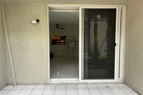 Condo in Hialeah Gardens, Florida, 2 bedrooms  № 1800669 - photo 9