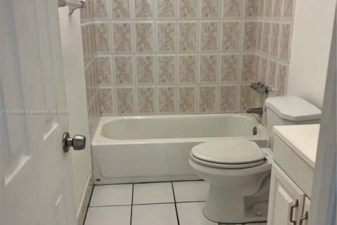 Condo in Hialeah Gardens, Florida, 2 bedrooms  № 1800669 - photo 7