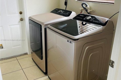 House in Homestead, Florida 4 bedrooms, 258.55 sq.m. № 1947535 - photo 10