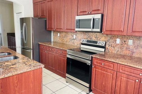 House in Homestead, Florida 4 bedrooms, 258.55 sq.m. № 1947535 - photo 4