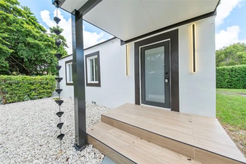 House in Miami, Florida 3 bedrooms, 116.69 sq.m. № 1920313 - photo 1