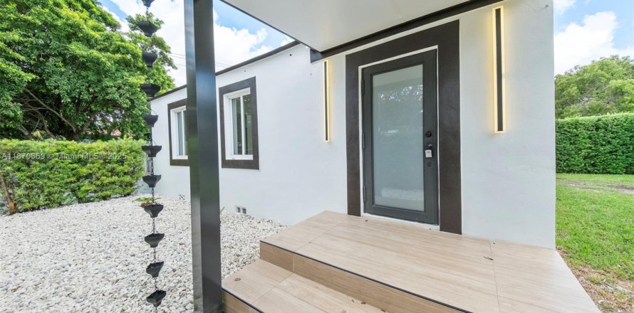 House in Miami, Florida 3 bedrooms, 116.69 sq.m. № 1920313