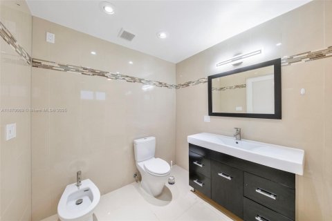 House in Miami, Florida 3 bedrooms, 116.69 sq.m. № 1920313 - photo 25