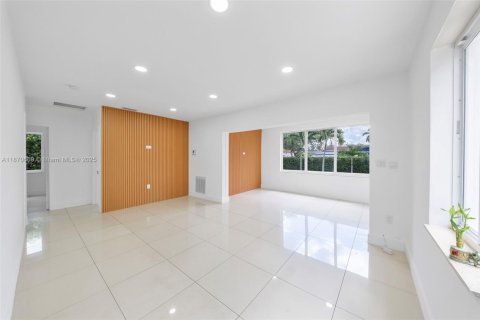 House in Miami, Florida 3 bedrooms, 116.69 sq.m. № 1920313 - photo 3
