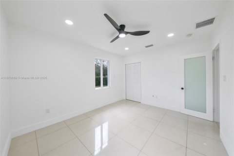 House in Miami, Florida 3 bedrooms, 116.69 sq.m. № 1920313 - photo 28