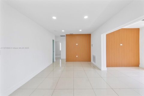 House in Miami, Florida 3 bedrooms, 116.69 sq.m. № 1920313 - photo 13