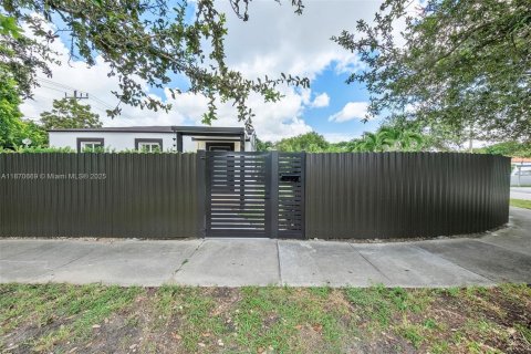 House in Miami, Florida 3 bedrooms, 116.69 sq.m. № 1920313 - photo 6