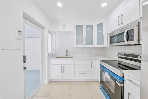 House in Miami, Florida 3 bedrooms, 116.69 sq.m. № 1920313 - photo 17