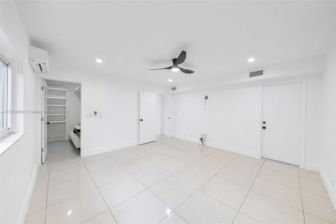 House in Miami, Florida 3 bedrooms, 116.69 sq.m. № 1920313 - photo 22