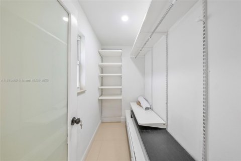 House in Miami, Florida 3 bedrooms, 116.69 sq.m. № 1920313 - photo 23