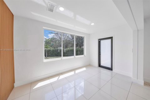 House in Miami, Florida 3 bedrooms, 116.69 sq.m. № 1920313 - photo 11