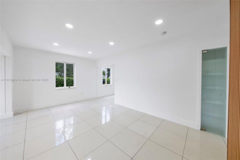 House in Miami, Florida 3 bedrooms, 116.69 sq.m. № 1920313 - photo 14