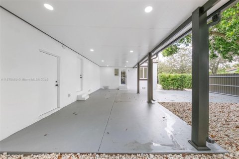 House in Miami, Florida 3 bedrooms, 116.69 sq.m. № 1920313 - photo 29